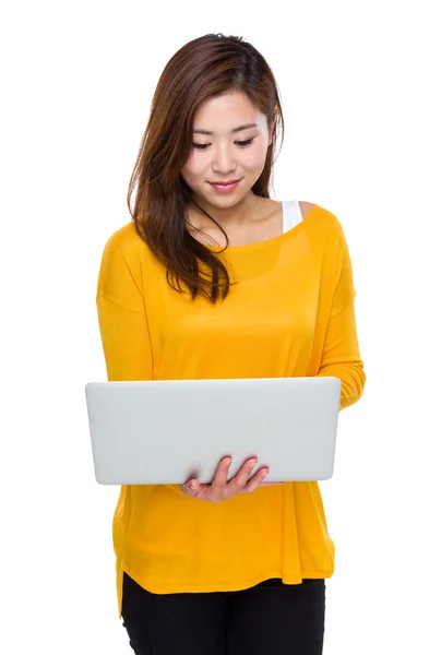 Uso de mulher jovem de computador portátil — Fotografia de Stock