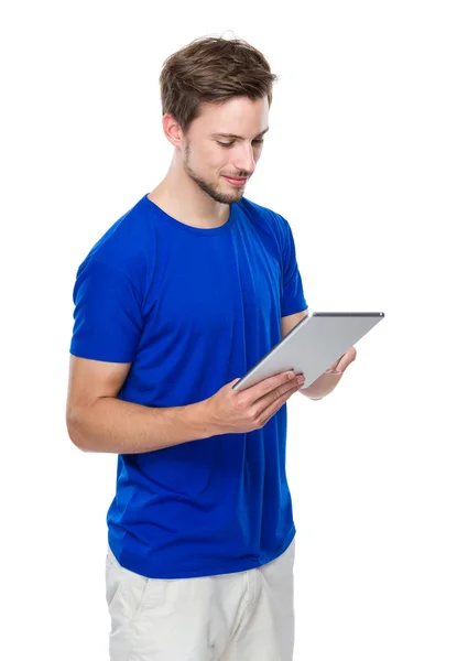 Kaukasier nutzt digitales Tablet — Stockfoto