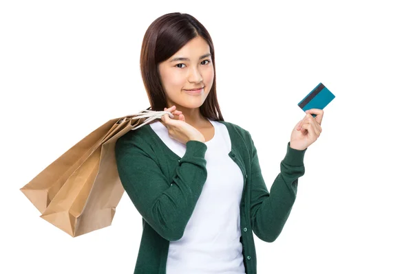 Kadın alışveriş çantası ve kredi kartı ile — Stok fotoğraf