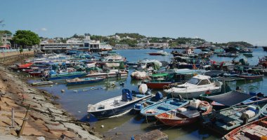 Cheung Chau, Hong Kong - 27 Mayıs 2021: Denizdeki balıkçı teknesi