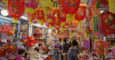 Yuen Long, Hong Kong - 09 Eylül 2021: Hong Kong 'da sulak pazarda geleneksel sonbahar ortası feneri satmak