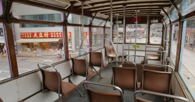 Merkez, Hong Kong - 17 Eylül 2021: Şehre hareket eden boş tramvayın içi