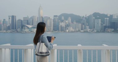 Kadın açık hava tabletine yazıyor.