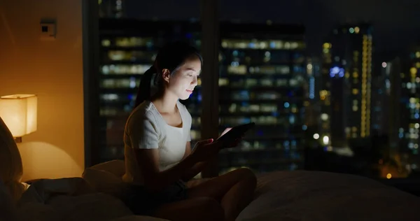 Wanita Menonton Tablet Dan Berbaring Tempat Tidur Malam Hari — Stok Foto