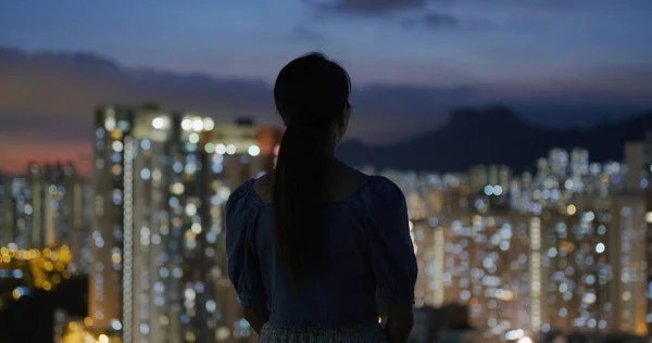 Mujer Mira Vista Ciudad Hong Kong Por Noche — Foto de Stock