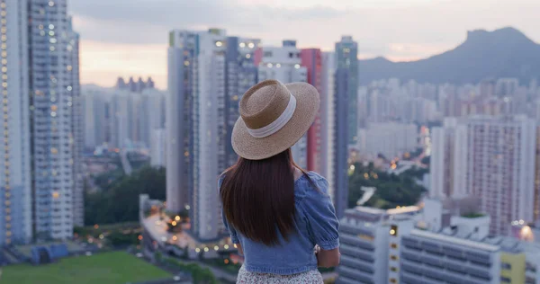 Kobieta Spójrz Miasto Hong Kongu — Zdjęcie stockowe