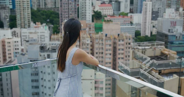 Γυναίκα Κοίτα Την Πόλη Του Χονγκ Κονγκ — Φωτογραφία Αρχείου