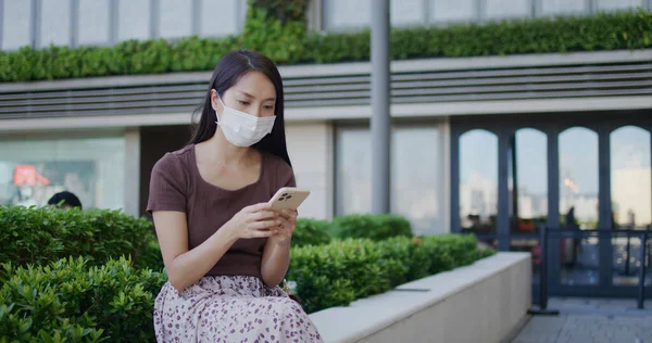 Vrouw Draagt Gezichtsmasker Het Gebruik Van Mobiele Telefoon — Stockfoto