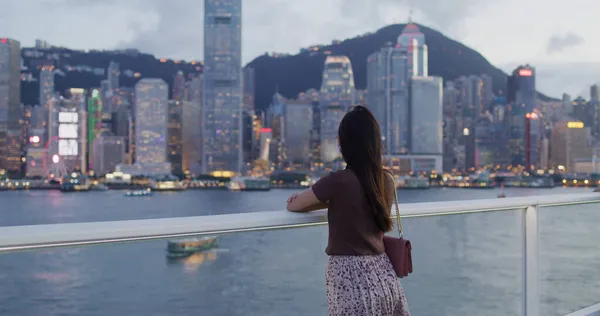 Donna Indossare Maschera Viso Guardare Città Hong Kong — Foto Stock