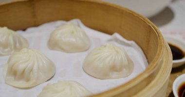 Çin restoranında buğulanmış çorba çörekleri.