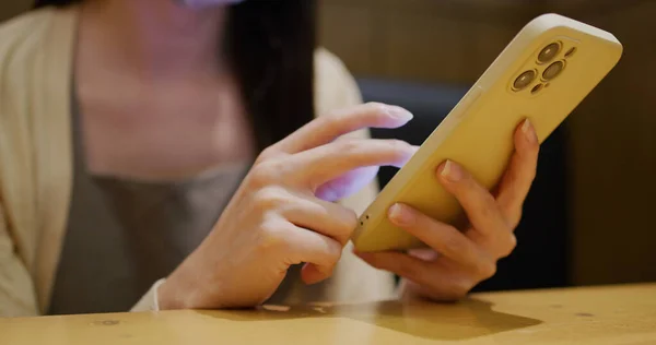 Woman Use Smart Phone Restaurant — Stock Photo, Image