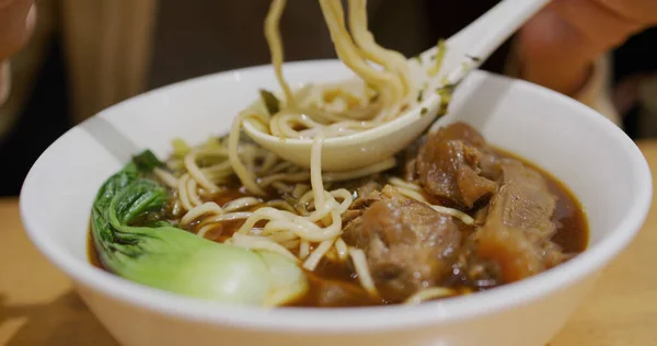 餐馆里的台湾牛肉面汤 — 图库照片