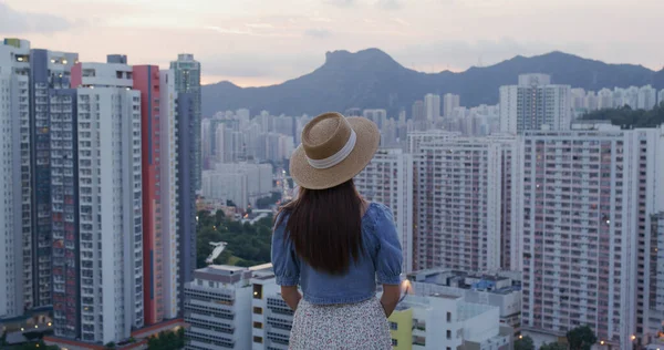 Kvinna Vandring Och Njuta Stadens Utsikt Över Hong Kong — Stockfoto