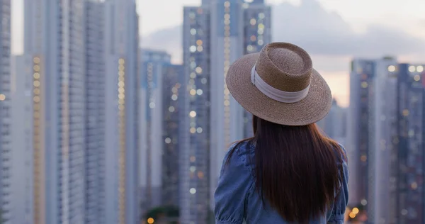 Vrouw Genieten Van Zonsondergang Uitzicht Hong Kong — Stockfoto