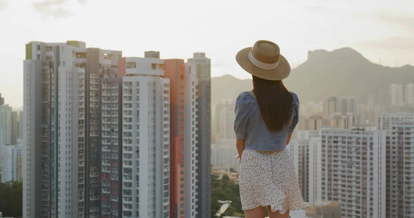 Kobiety Patrzą Hong Kong Zachodzie Słońca — Zdjęcie stockowe