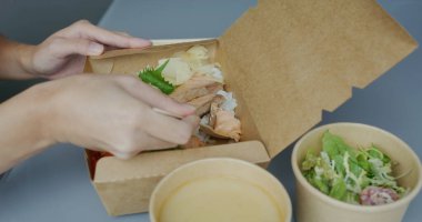 Japon saşimi bento.