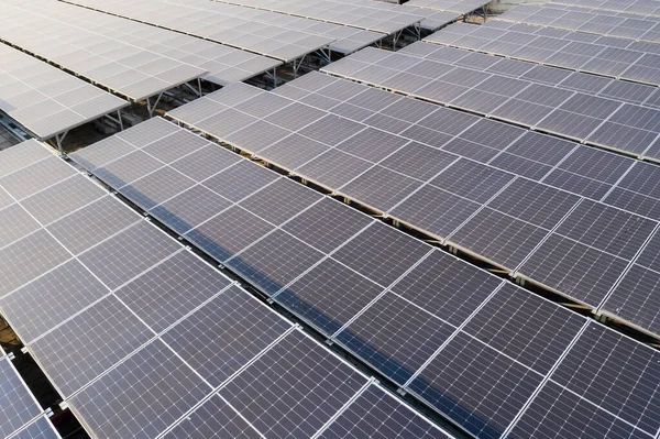 Çatıdaki Güneş Enerjisi Paneli — Stok fotoğraf