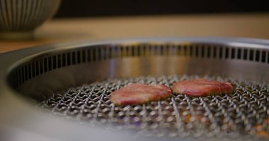 Wagyu bifteği dilimlenmiş Japon tarzı bbq Yakiniku.