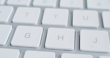 Beyaz klavye bilgisayarı kapat