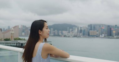 Kadın, Hong Kong şehrine bak.