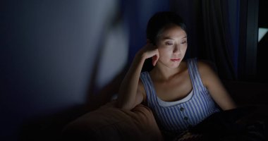 Kadın, akşamları evdeki tablet bilgisayara bak.