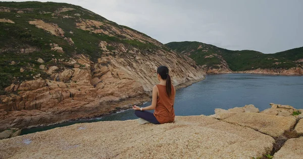 Donna Fare Yoga Sull Isola Toi — Foto Stock
