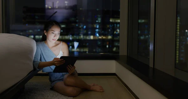 Женщина Смотрит Планшетный Компьютер Ночью — стоковое фото