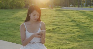 Parkta kadın cep telefonu kullanımı