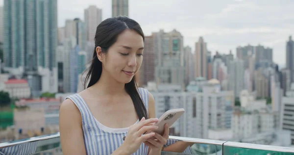 Mulher Uso Telefone Celular Cidade Hong Kong — Fotografia de Stock