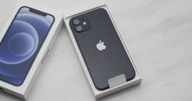 Hong Kong - 11 Ocak 2021: İphone 12 'yi aç