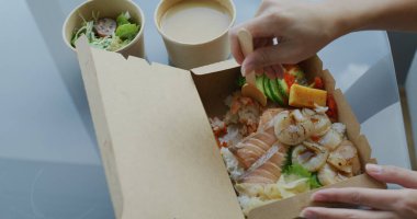 Japon saşimi bento.