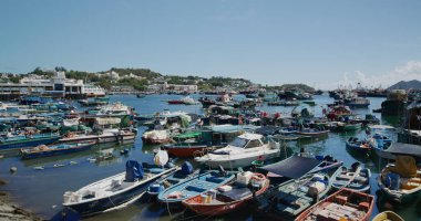 Cheung Chau, Hong Kong - 27 Mayıs 2021: Denizdeki balıkçı teknesi
