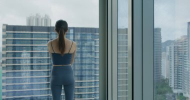 Kadınlar esneme egzersizi yapar.