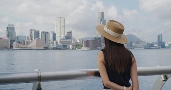 Vrouw Genieten Van Stad Uitzicht Hong Kong — Stockfoto