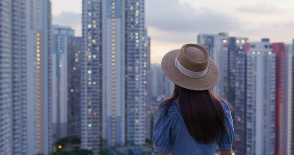 Vrouw Kijk Naar Stad Van Hong Kong — Stockfoto