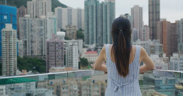 女人看香港的城市 — 图库照片