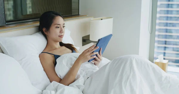 Vrouw Kijken Naar Tablet Computer Liggen Bed — Stockfoto