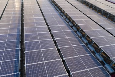 Çatıdaki güneş enerjisi paneli