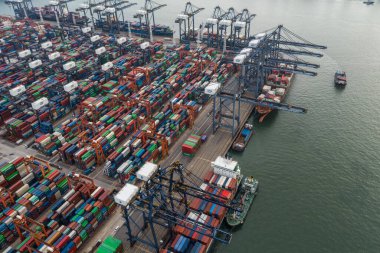 Kwai Chung, Hong Kong - 16 Haziran 2021: Hong Kong konteynır limanında İHA uçuşu