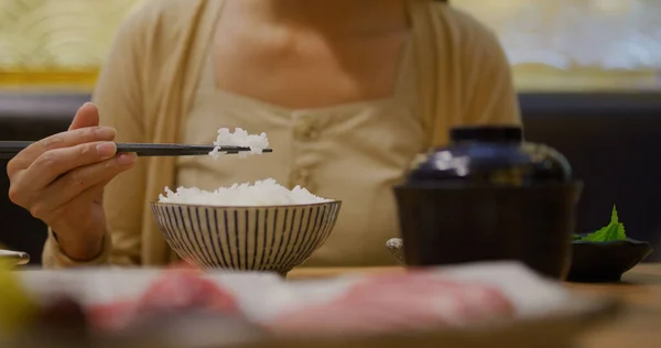 Kadınlar Pilavlarını Japon Restoranında Yerler — Stok fotoğraf