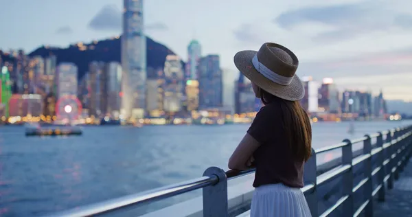 Žena Výhled Hong Kong Při Západu Slunce — Stock fotografie