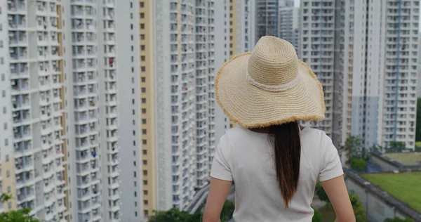 Подорожуюча Жінка Дивиться Місто Гонконзі — стокове фото