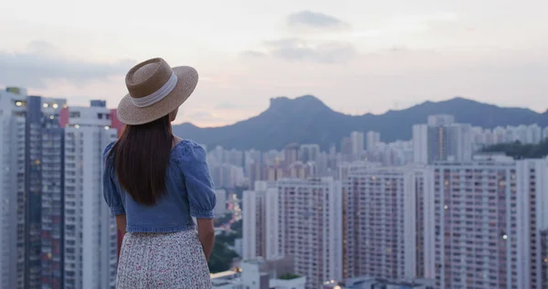 Kvinna Titta Staden Hongkong Vid Solnedgången — Stockfoto