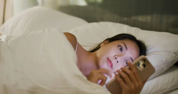 Женщина Лежит Кровати Использует Мобильный Телефон Ночью — стоковое фото