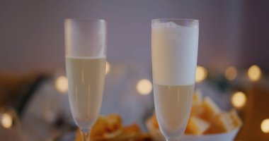 Parti zamanı kadehe şampanya dök.