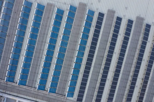 屋根の上に太陽エネルギーシステムパネルのトップダウンビュー — ストック写真