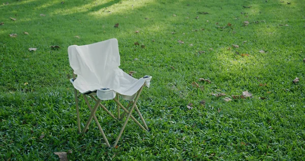 Cadeira Acampamento Vazia Branca Grama — Fotografia de Stock