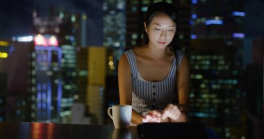 Ofiste kadın tableti kullanımı