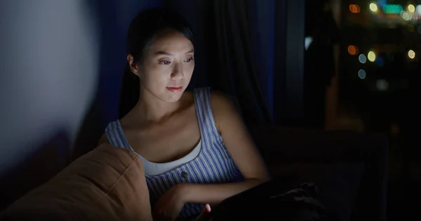 Mujer Mira Ordenador Tableta Casa Por Noche — Foto de Stock