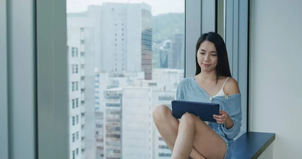 Mujer Leer Tableta Sentarse Lado Ventana — Foto de Stock